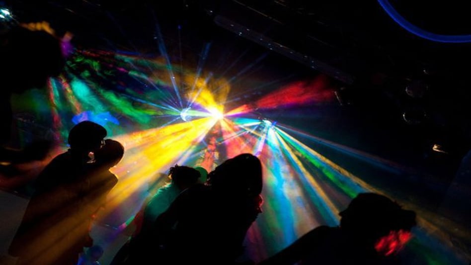 'म्यूजिक बजेगा लाउड तो आंटी पुलिश बुला लेगी, इब आंटी ने जा के कह दो ये पार्टी यूँ ही चालेगी' 'म्यूजिक बजेगा लाउड तो आंटी पुलिश बुला लेगी, इब आंटी ने जा के कह दो ये पार्टी यूँ ही चालेगी'