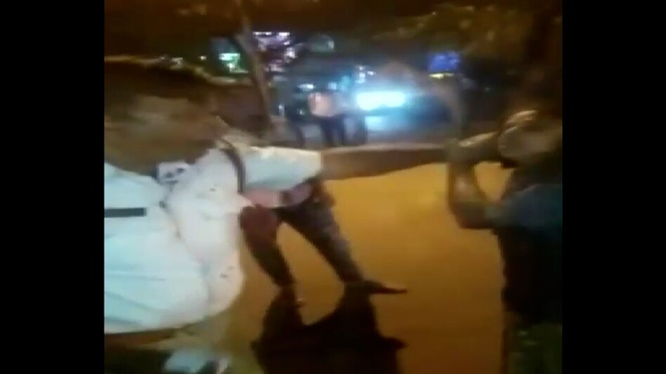 शर्मनाक हरकत : पुलिसवाले ने दिव्यांग महिला को लात मारी, फिर सड़क पर गिराकर पीटा और बाल नोंचे शर्मनाक हरकत : पुलिसवाले ने दिव्यांग महिला को लात मारी, फिर सड़क पर गिराकर पीटा और बाल नोंचे