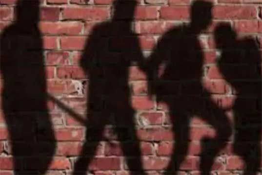 ख़ाकी पर छाया बदमाशों का ख़ौफ़, दबिश डालने पहुँची पुलिस को दौड़ा दौड़ाकर गांववालों ने पीटा CrimeTak