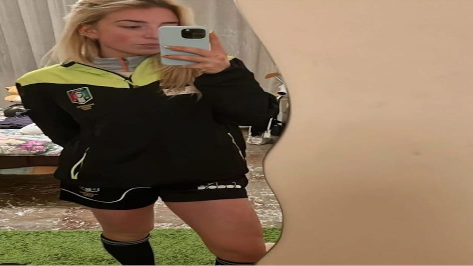 इटली की फुटबाल रेफरी की 'प्राइवेट' फोटो और वीडियो हुए चोरी, सोशल मीडिया पर वायरल इटली की फुटबाल रेफरी की 'प्राइवेट' फोटो और वीडियो हुए चोरी, सोशल मीडिया पर वायरल