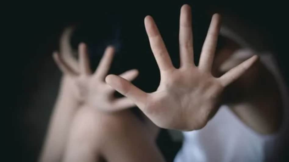 ज़्यादा मोबाइल देखने की ये कैसी सज़ा, बाप बन गया हैवान और इंसानियत हो गई शर्मसार ज़्यादा मोबाइल देखने की ये कैसी सज़ा, बाप बन गया हैवान और इंसानियत हो गई शर्मसार