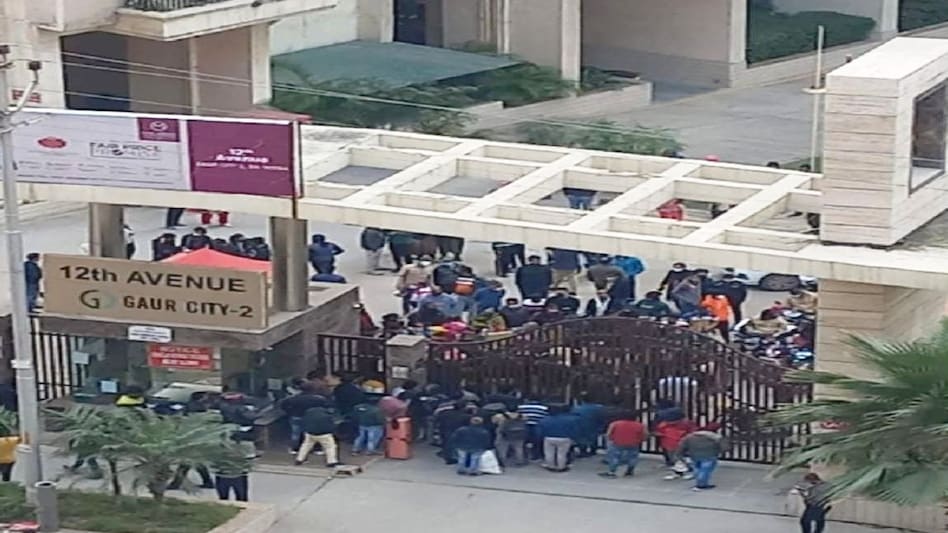 नोएडा एक्सटेंशन के गौर सिटी-2 में फ्लैट के अंदर लूट, बच्चे की गर्दन पर चाकू रखकर हुई लूट! नोएडा एक्सटेंशन के गौर सिटी-2 में फ्लैट के अंदर लूट, बच्चे की गर्दन पर चाकू रखकर हुई लूट!