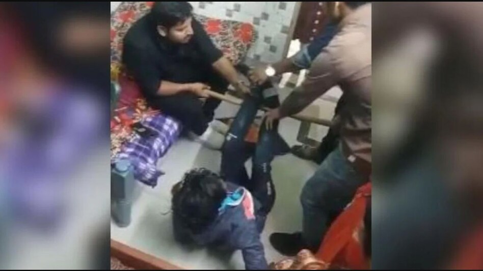 चोरी के शक में दरिंदगी : फोन चुराने के आरोप में लोगों ने लड़की को फर्श पर लिटा डंडे से खूब पीटा चोरी के शक में दरिंदगी : फोन चुराने के आरोप में लोगों ने लड़की को फर्श पर लिटा डंडे से खूब पीटा