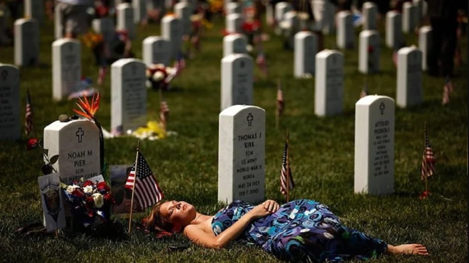 इस देश में कब्रिस्तान में सोकर नए साल का स्वागत करते हैं लोग, वजह जान रह जाएंगे हैरान इस देश में कब्रिस्तान में सोकर नए साल का स्वागत करते हैं लोग, वजह जान रह जाएंगे हैरान