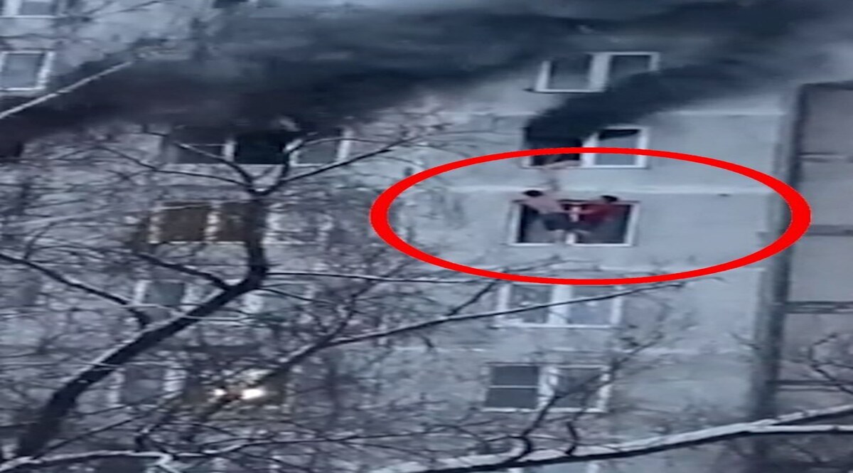 VIRAL VIDEO : जब आग की लपटों में फंसी महिला तो ऐसा लगा कि बस मरने ही वाली है... CrimeTak