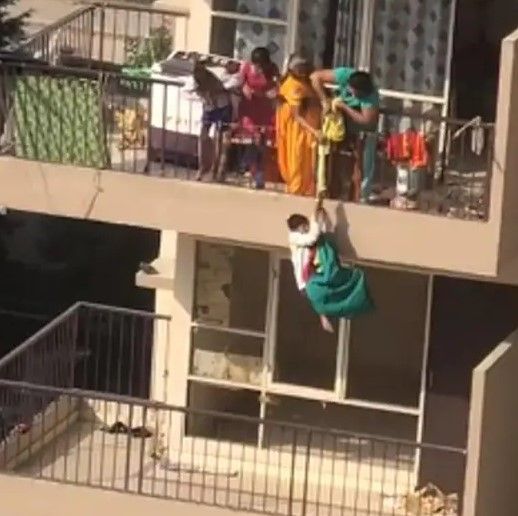 10वें फ्लोर से इस मां ने बेटे को जिस वजह से साड़ी से बांध लटका दिया, वो रूह कंपा देगा 10वें फ्लोर से इस मां ने बेटे को जिस वजह से साड़ी से बांध लटका दिया, वो रूह कंपा देगा