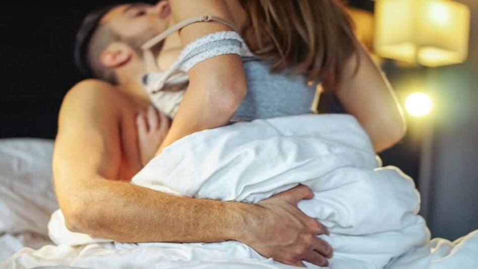 मास्क लगाकर SEX करें, वरना हो सकता है ये एक्शन! इस देश की सरकार ने दिया आदेश मास्क लगाकर SEX करें, वरना हो सकता है ये एक्शन! इस देश की सरकार ने दिया आदेश