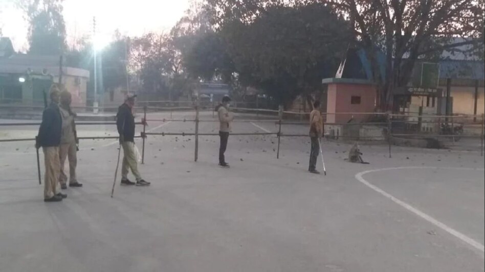 EVM की सुरक्षा के लिए लेना पड़ा लंगूरों का सहारा, बंदरों ने कर दिया था ये बड़ा कांड EVM की सुरक्षा के लिए लेना पड़ा लंगूरों का सहारा, बंदरों ने कर दिया था ये बड़ा कांड