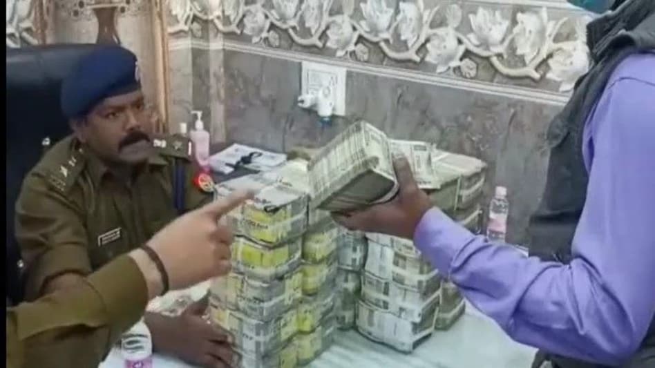 UP Kanpur : कानपुर में अब फिर मिले करोड़ों रुपये, मशीनें मंगा हुई गिनती, वजह चौंकानी वाली UP Kanpur : कानपुर में अब फिर मिले करोड़ों रुपये, मशीनें मंगा हुई गिनती, वजह चौंकानी वाली