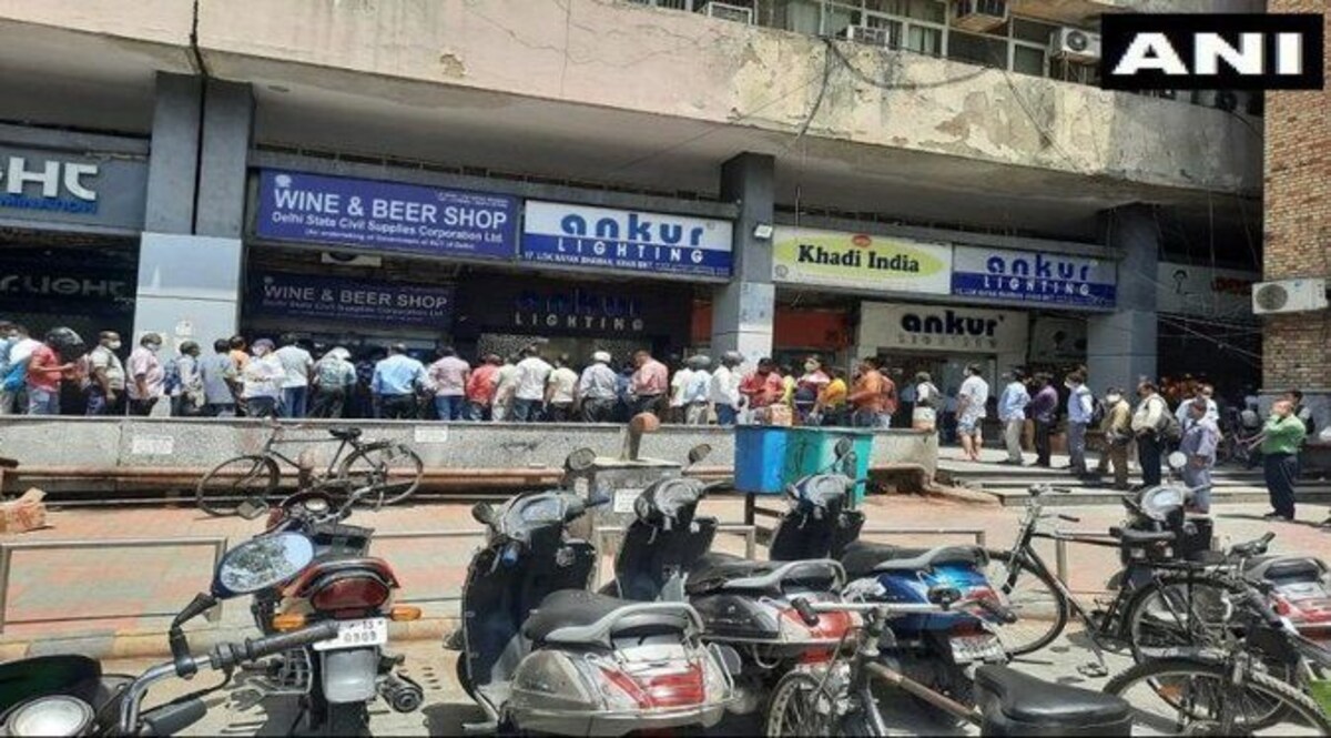 Delhi Liquor : एक बोतल खरीदो, दूसरी मुफ्त...ऑफर के चक्कर में पगलाए लोग, दिल्ली में शराब के ठेकों पर मारामारी CrimeTak
