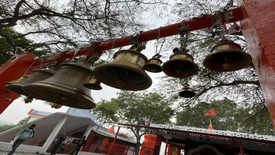 तोप से भी नहीं उड़ा ये मंदिर,
झुकते थे बड़े-बड़े डकैत तोप से भी नहीं उड़ा ये मंदिर, झुकते थे बड़े-बड़े डकैत