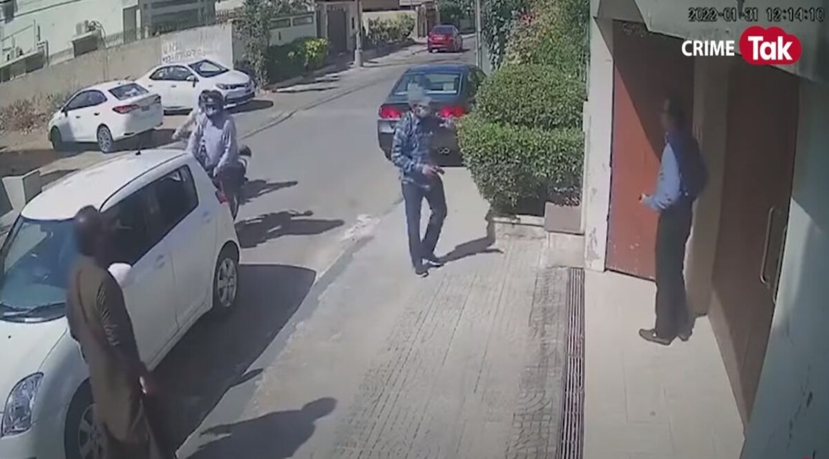 Viral Video: वीडियो में दिखे पाकिस्तान के 'स्मार्ट' लुटेरे, 'वहां' हाथ डालकर निकल लिए पैसे CrimeTak