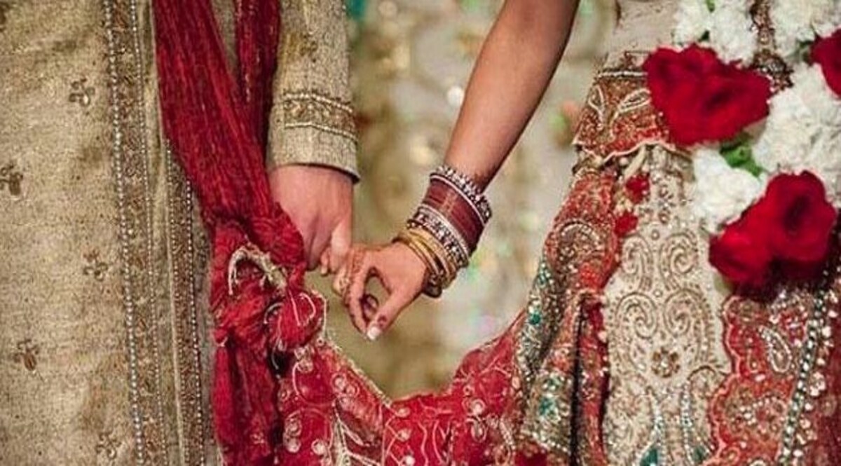 Dowry case : दहेज के लिए बांधा दूसरी बार सेहरा, फेरे लेने से पहले ही पहुँची पहली बीवी, फिर पुलिस ने निकाली बारात CrimeTak