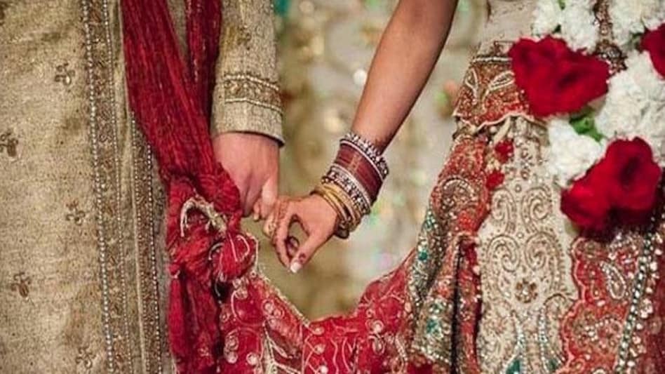 Dowry case : दहेज के लिए बांधा दूसरी बार सेहरा, फेरे लेने से पहले ही पहुँची पहली बीवी, फिर पुलिस ने निकाली बारात Dowry case : दहेज के लिए बांधा दूसरी बार सेहरा, फेरे लेने से पहले ही पहुँची पहली बीवी, फिर पुलिस ने...