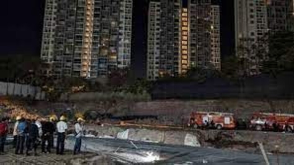 महाराष्ट्र के Pune में निर्माणाधीन बिल्डिंग में मजदूरों पर गिरा लोहे का स्लैब, 5 की मौत महाराष्ट्र के Pune में निर्माणाधीन बिल्डिंग में मजदूरों पर गिरा लोहे का स्लैब, 5 की मौत