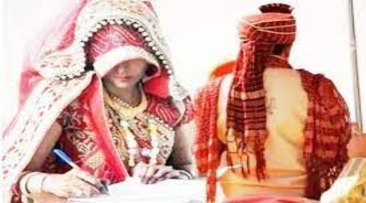 डीजे बंद कराया तो पूरी बारात लेकर थाने पहुंचा दूल्हा! CrimeTak