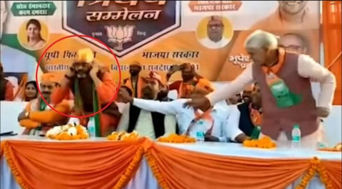 अचानक कान पकड़कर उठक-बैठक करने लगे बीजेपी MLA, इस बात के लिए मांगी माफी, देखें VIDEO CrimeTak