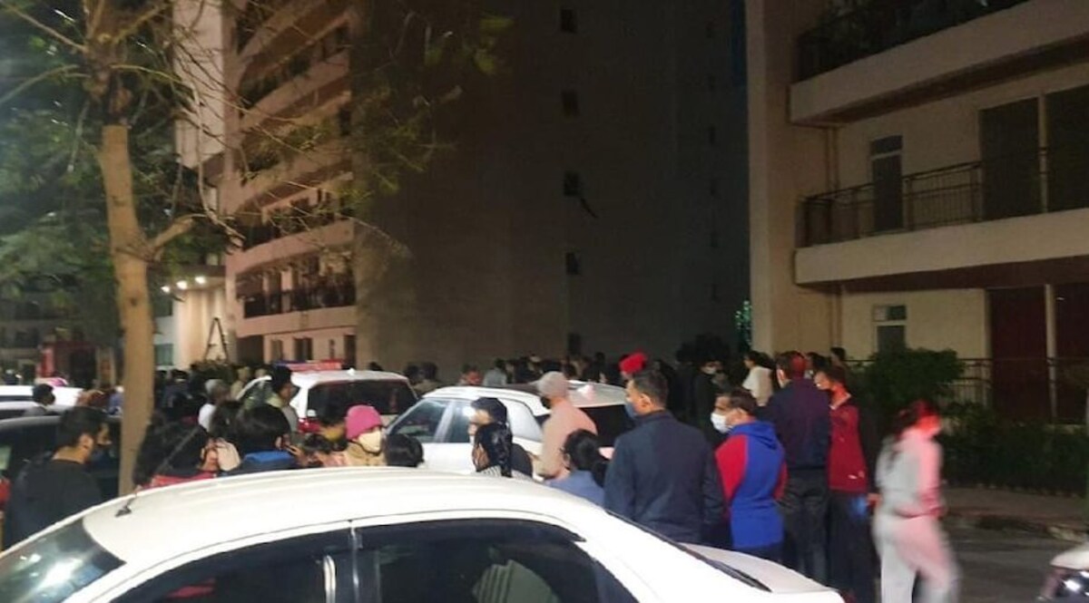 गुरुग्राम में एक बड़ा हादसा, छठी मंजिल पर गिरी छत, दो लोगों के मरने की आशंका, मलमें कई दबे CrimeTak