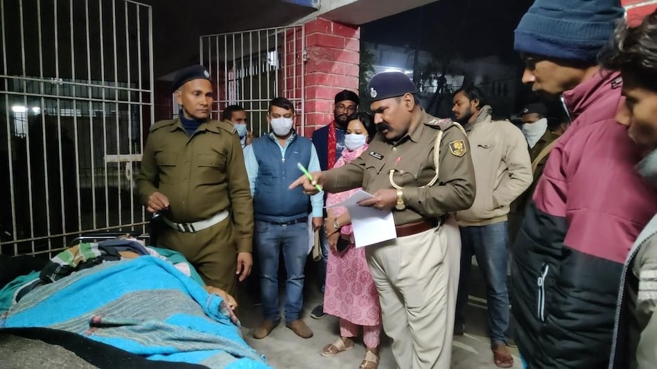 बिहार: मुर्दे को लगाई हथकड़ी, परिवार को बताया जिंदा है कैदी... हाजीपुर जेल की लापरवाही बिहार: मुर्दे को लगाई हथकड़ी, परिवार को बताया जिंदा है कैदी... हाजीपुर जेल की लापरवाही