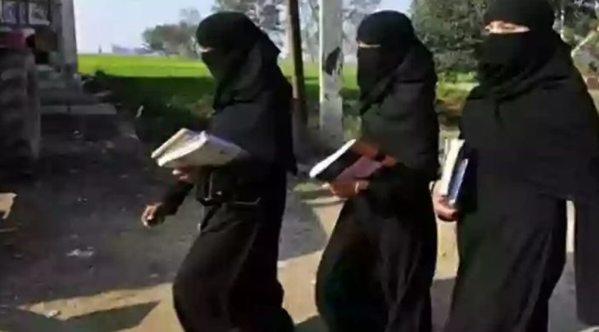 Hijab Row : तो यहां से शुरू हुआ था हदों को तोड़ने वाला हिजाब का बवाल, क्या होता है हिजाब और बुर्क़े में फ़र्क़ CrimeTak