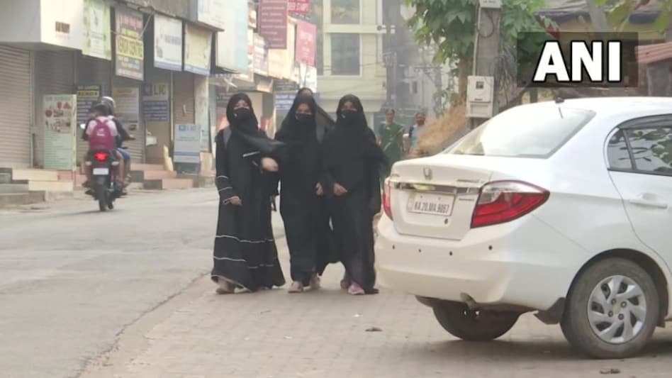 Karnataka Hijab Row: कड़ी सुरक्षा में खुले 10वीं तक के स्कूल Karnataka Hijab Row: कड़ी सुरक्षा में खुले 10वीं तक के स्कूल