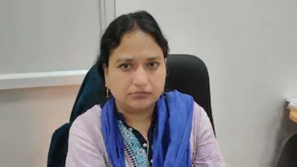Rajasthan News : घूस लेते रंगे हाथ पकड़े गए तो महिला अधिकारी बोलीं, कोई प्रसाद चढ़ावा लेकर आए तो कैसे मना कर दें Rajasthan News : घूस लेते रंगे हाथ पकड़े गए तो महिला अधिकारी बोलीं, कोई प्रसाद चढ़ावा लेकर आए तो कै...