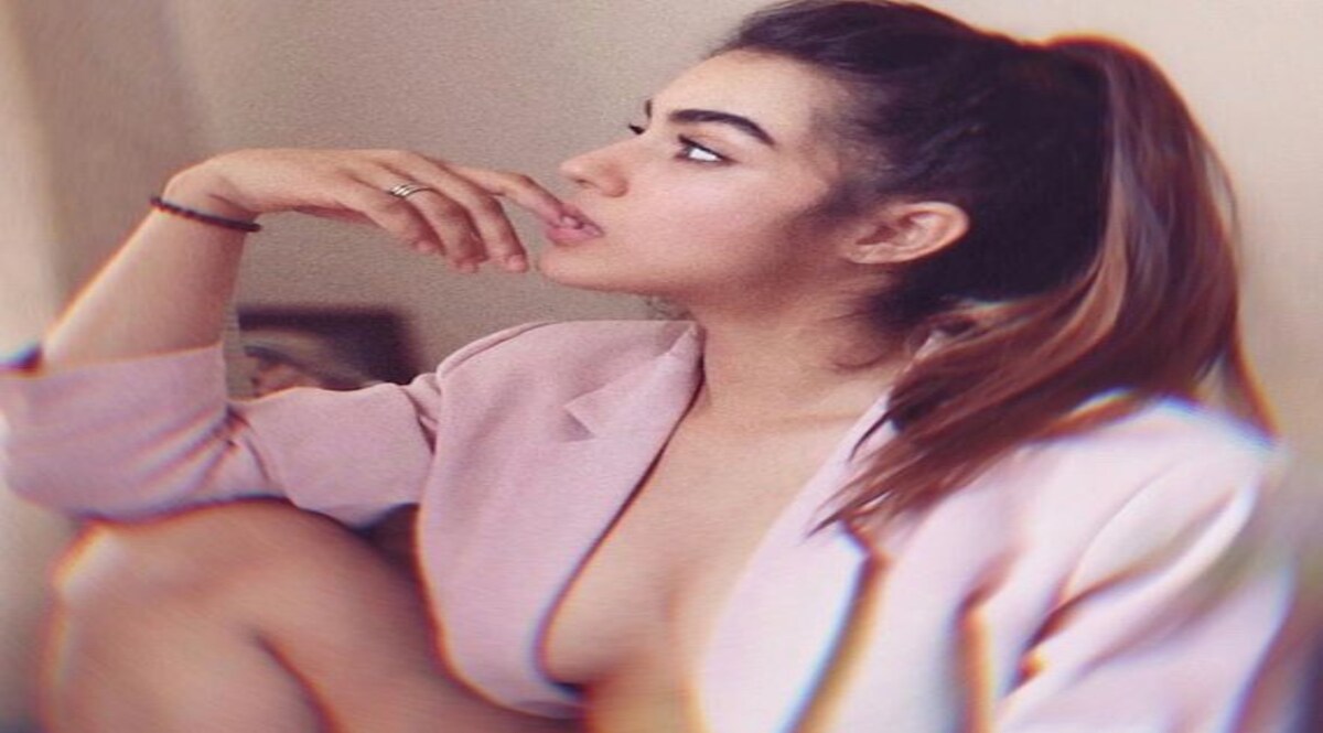 'हॉट गर्ल' काव्या थापर का मुंबई की सड़कों पर हंगामा, नशे में चढ़ा दी कार, पुलिस से भी की हाथापायी CrimeTak