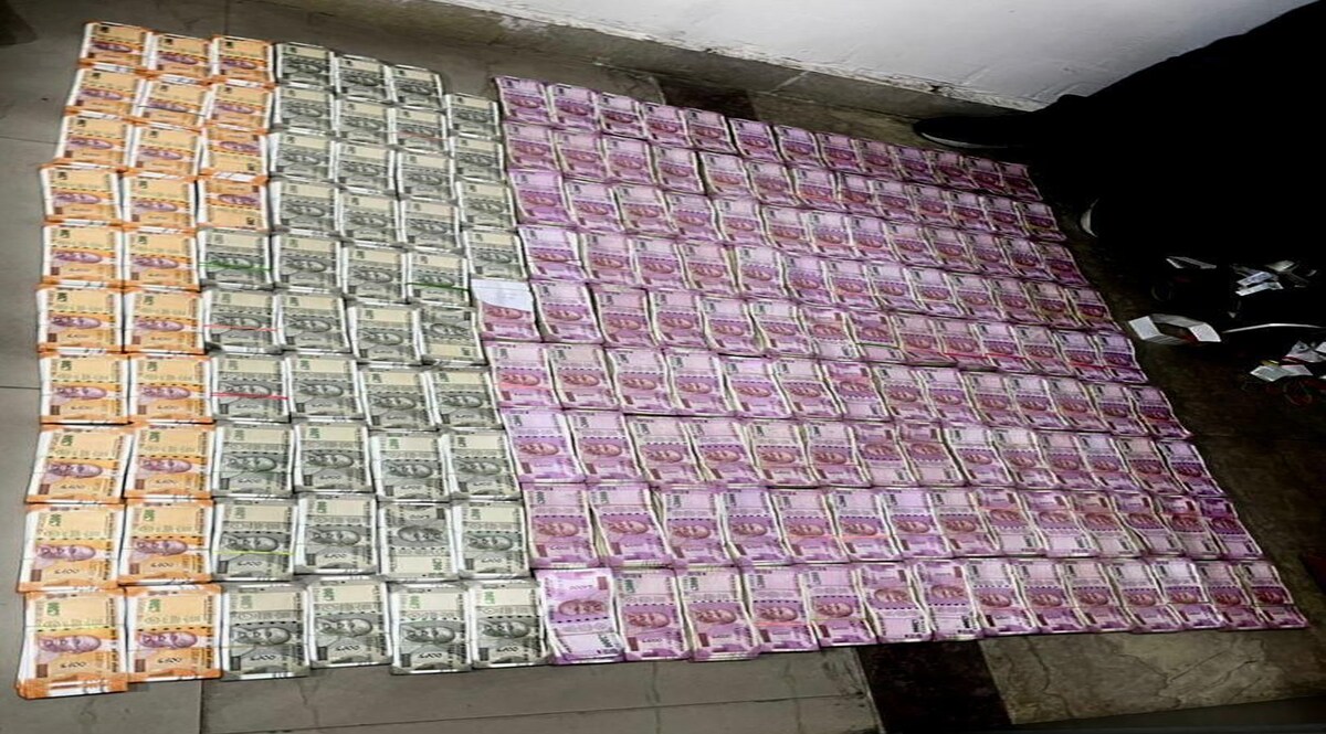 Crime news Hindi : पूर्व IPS के घर इनकम टैक्स का छापा! बेसमेंट में मिले 600 लॉकर, इतने करोड़ रुपये बरामद.. CrimeTak