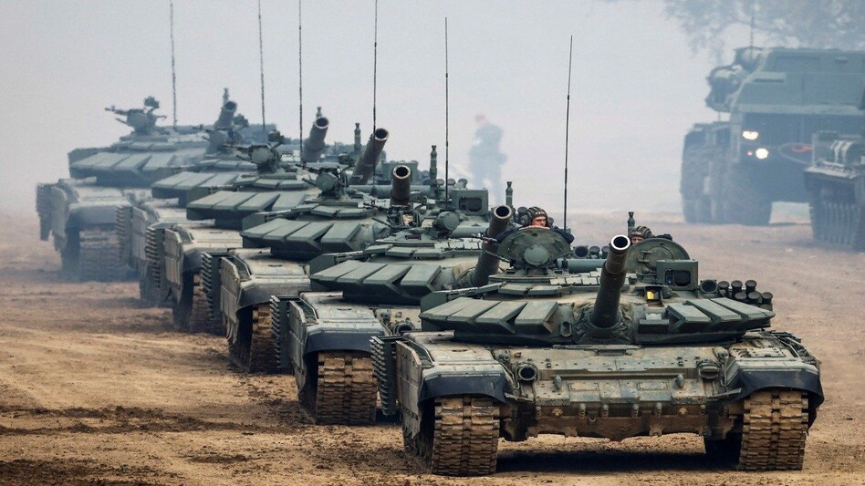 Russia-Ukraine News: रूसी टैंकों ने घेरा यूक्रेन का बॉर्डर, इस वजह से अब बढ़ने लगे जंग के आसार Russia-Ukraine News: रूसी टैंकों ने घेरा यूक्रेन का बॉर्डर, इस वजह से अब बढ़ने लगे जंग के आसार