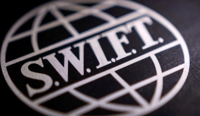 Russia Ukraine War: रूसी बैंकों पर गिरी 'SWIFT' मिसाइल, पुतिन बने एक झटके में हीरो से ज़ीरो CrimeTak