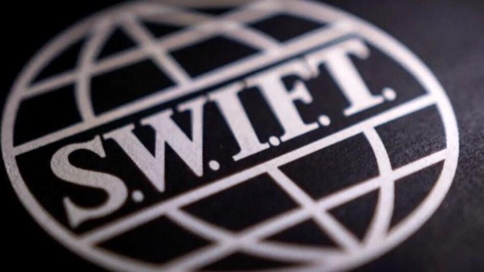 Russia Ukraine War: रूसी बैंकों पर गिरी 'SWIFT' मिसाइल, पुतिन बने एक झटके में हीरो से ज़ीरो Russia Ukraine War: रूसी बैंकों पर गिरी 'SWIFT' मिसाइल, पुतिन बने एक झटके में हीरो से ज़ीरो