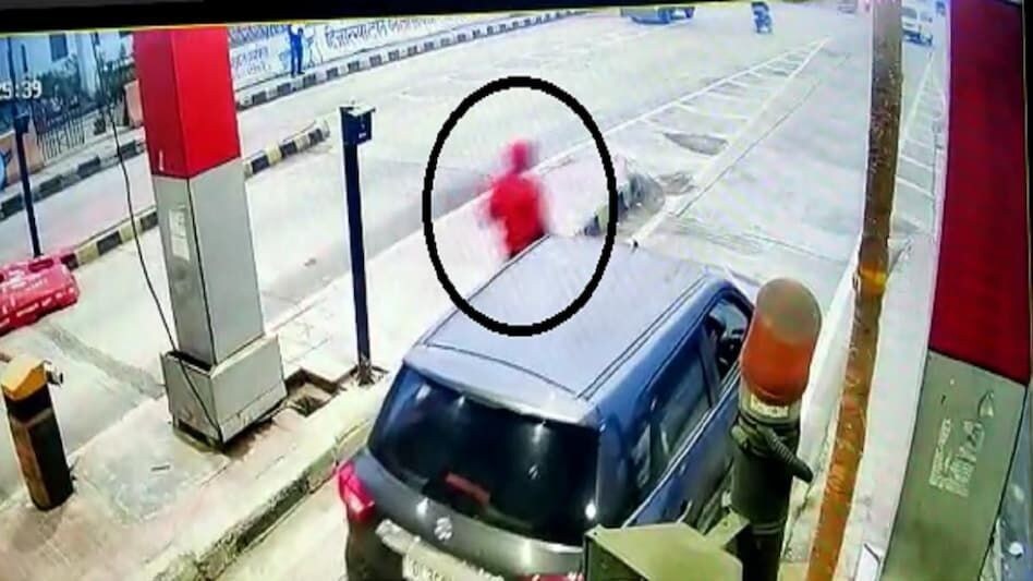 असदुद्दीन ओवैसी के काफ़िले पर फायरिंग, टोल नाके के पास फायरिंग करते हुए CCTV में दिखे बदमाश असदुद्दीन ओवैसी के काफ़िले पर फायरिंग, टोल नाके के पास फायरिंग करते हुए CCTV में दिखे बदमाश