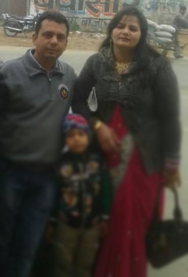 FACEBOOK पर LIVE पति ने खाया जहर, बचाने में पत्नी ने भी खा लिया, बीवी की मौत, पति गंभीर