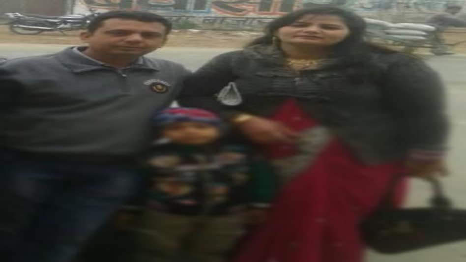 FACEBOOK पर LIVE पति ने खाया जहर, बचाने में पत्नी ने भी खा लिया, बीवी की मौत, पति गंभीर FACEBOOK पर LIVE पति ने खाया जहर, बचाने में पत्नी ने भी खा लिया, बीवी की मौत, पति गंभीर