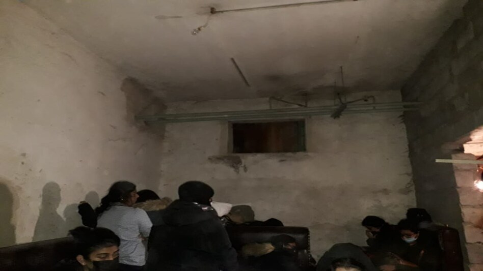 यूक्रेन में फंसीं भारतीय छात्राओं की आपबीती : बंकर में बस जिंदा रहने के लिए कुछ खा लेते हैं, पानी नहीं पीते क्योंकि वॉशरूम नहीं जा सकते यूक्रेन में फंसीं भारतीय छात्राओं की आपबीती : बंकर में बस जिंदा रहने के लिए कुछ खा लेते हैं, पानी न...