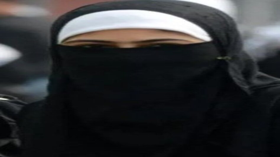 Karnataka hijab row: हिजाब विवाद के बाद कर्नाटक में आज से खुले कॉलेज Karnataka hijab row: हिजाब विवाद के बाद कर्नाटक में आज से खुले कॉलेज