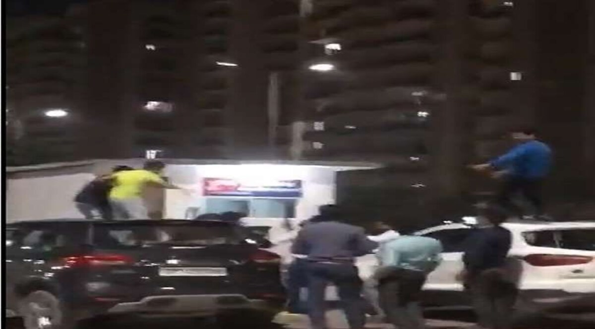 VIDEO: नशे में धुत इन रईसजादों ने पुलिस चौकी के सामने इस गाने पर लगाए देसी ठुमके फिर हुआ ये... CrimeTak