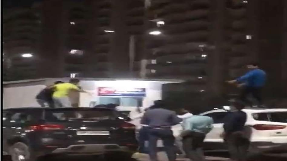 VIDEO: नशे में धुत इन रईसजादों ने पुलिस चौकी के सामने इस गाने पर लगाए देसी ठुमके फिर हुआ ये... VIDEO: नशे में धुत इन रईसजादों ने पुलिस चौकी के सामने इस गाने पर लगाए देसी ठुमके फिर हुआ ये...