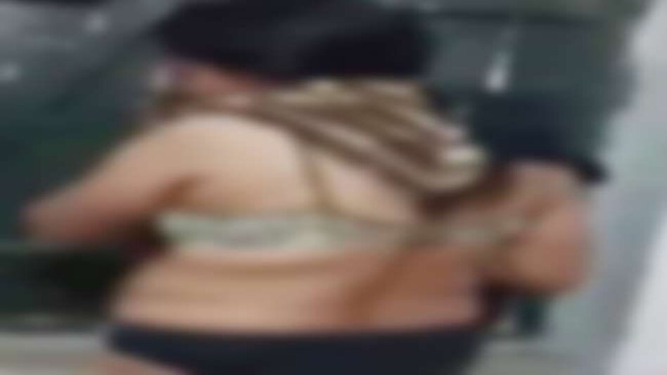 बंद कमरे में पंचायत सचिव मना रहा था रंगरेलियां, VIDEO वायरल बंद कमरे में पंचायत सचिव मना रहा था रंगरेलियां, VIDEO वायरल