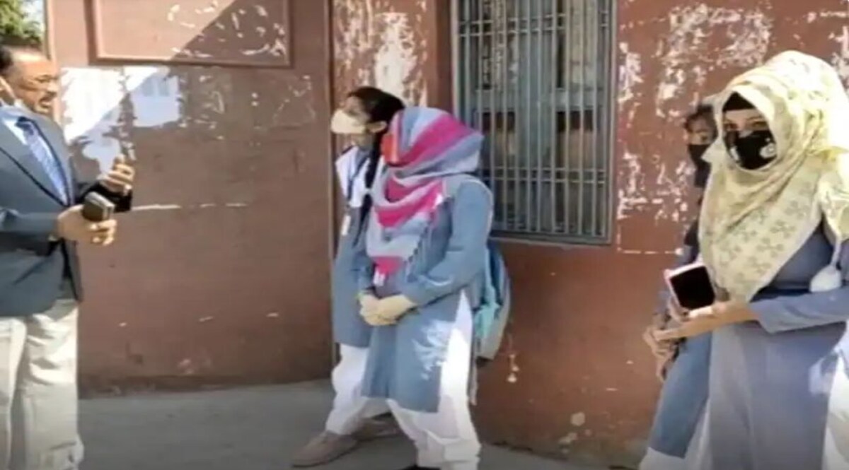 यूपी तक पहुंच गया हिजाब विवाद : अलीगढ़ के कॉलेजों में हुआ हिजाब पर हंगामा! CrimeTak