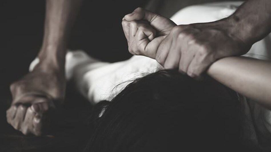 चिल्लाते रहे मासूम...आरोपी करते रहे गैंगरेप, बंदूक के दम पर पति और बच्चों के सामने दबंगों ने किया दुष्कर्म चिल्लाते रहे मासूम...आरोपी करते रहे गैंगरेप, बंदूक के दम पर पति और बच्चों के सामने दबंगों ने किया द...