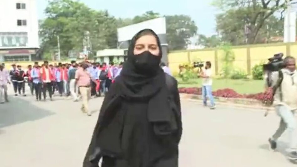 'हिजाब गर्ल' को महाराष्ट्र में किसने रोका? जानिए पूरा सच 'हिजाब गर्ल' को महाराष्ट्र में किसने रोका? जानिए पूरा सच