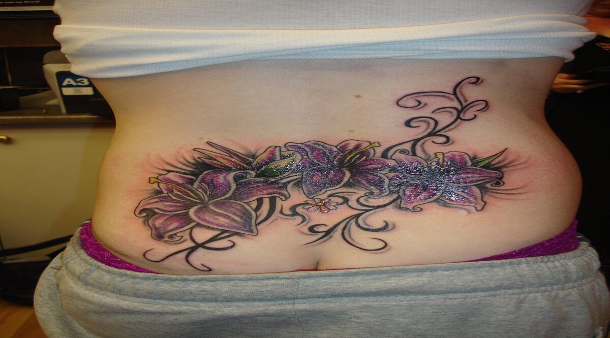 फेमस टैटू कलाकार ने लोवर बैक पर टैटू बनाते बनाते कर दिया 7 लड़कियों का RAPE! CrimeTak