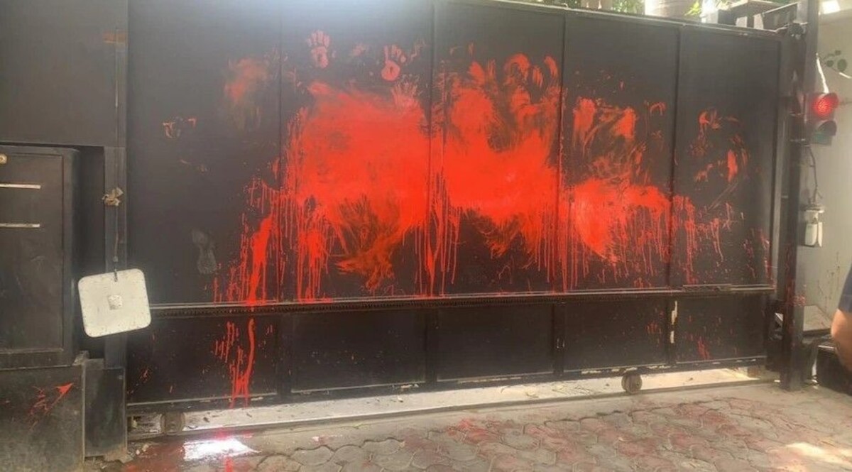 Delhi CM News : दिल्ली के सीएम के घर पर अटैक, कैमरे व बैरियर तोड़ा, डिप्टी CM का बड़ा आरोप CrimeTak