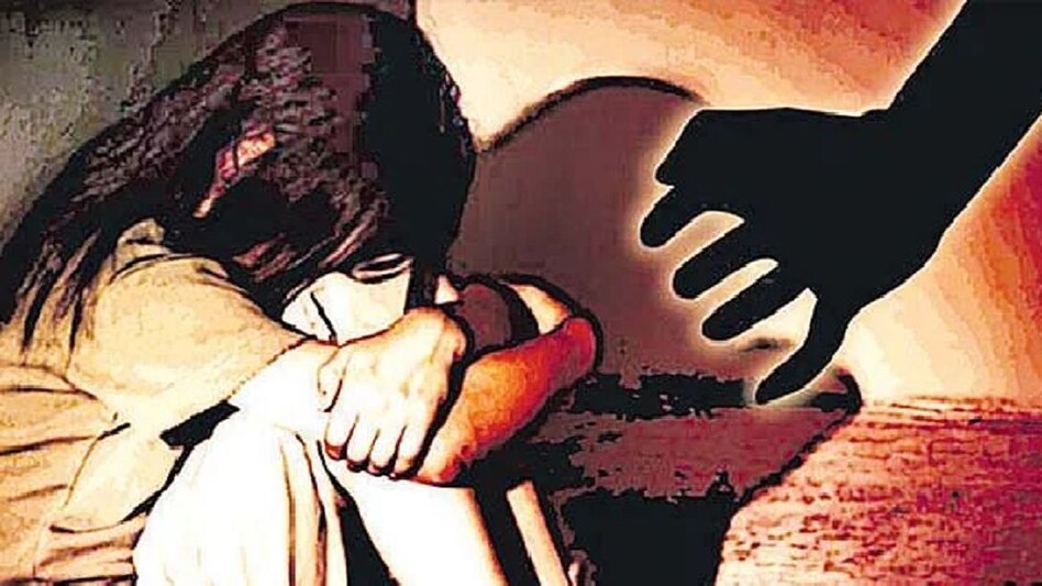 Rape News Hindi: रिश्ते के 17 साल के भाई ने साढ़े 3 साल की बच्ची से किया रेप, प्राइवेट पार्ट में ब्लड देख मां ने कराई FIR Rape News Hindi: रिश्ते के 17 साल के भाई ने साढ़े 3 साल की बच्ची से किया रेप, प्राइवेट पार्ट में ब्...