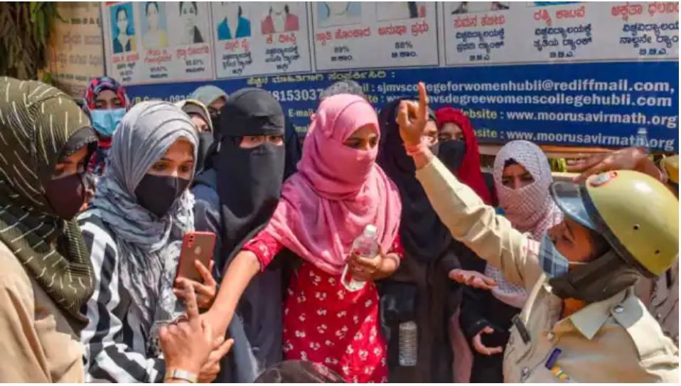 अब सुप्रीम कोर्ट जाएगा हिजाब विवाद: जानिए हिजाब विवाद पर किसने क्या कहा? अब सुप्रीम कोर्ट जाएगा हिजाब विवाद: जानिए हिजाब विवाद पर किसने क्या कहा?