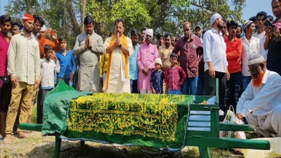 बाबर की हत्या से दुखी हैं यूपी के सीएम योगी आदित्यनाथ! बीजेपी विधायक ने दिया बाबर के जनाज़े को कांधा बाबर की हत्या से दुखी हैं यूपी के सीएम योगी आदित्यनाथ! बीजेपी विधायक ने दिया बाबर के जनाज़े को कांध...