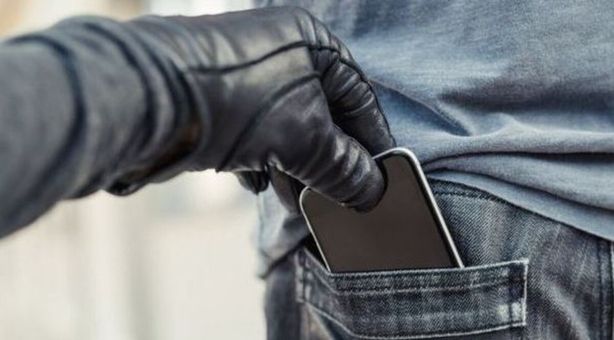 मुंबई पुलिस के हत्थे चढ़ा 'फटका गैंग', चलती ट्रेन से लोगों के हाथों से इस तरह झटकते थे मोबाइल CrimeTak