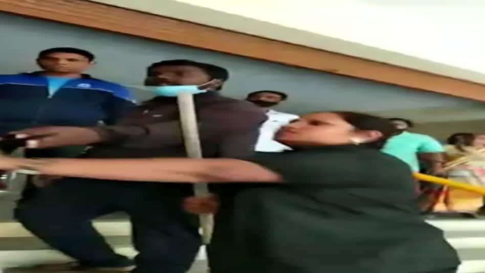 फीस माफ करवाने पहुंचे पेरेंट्स की स्कूल में तैनात महिला बाउंसर ने की पिटाई फीस माफ करवाने पहुंचे पेरेंट्स की स्कूल में तैनात महिला बाउंसर ने की पिटाई