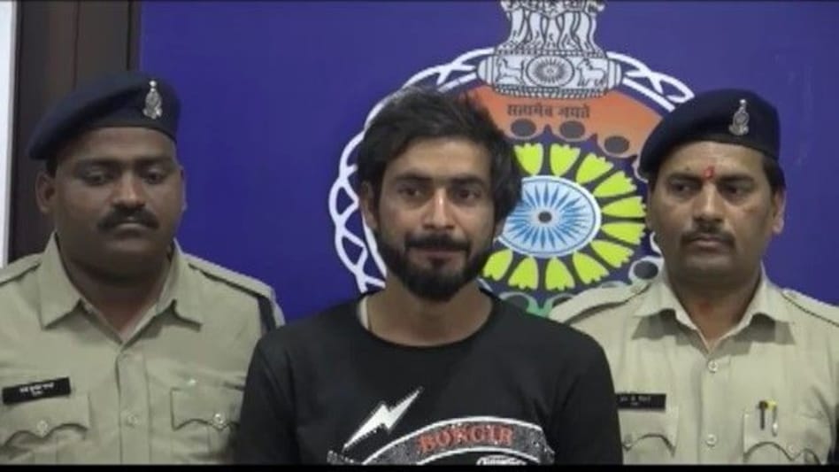 सेक्सटॉर्शन से तंग होकर लड़के ने दी जान तो मजदूर बन पुलिस ने आरोपी को ऐसे दबोच लिया सेक्सटॉर्शन से तंग होकर लड़के ने दी जान तो मजदूर बन पुलिस ने आरोपी को ऐसे दबोच लिया